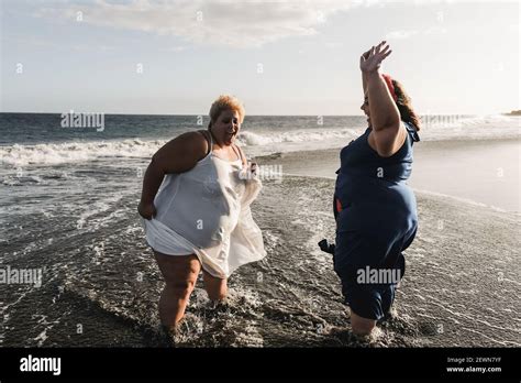 800.000+ Frau Am Strand Bilder und Fotos